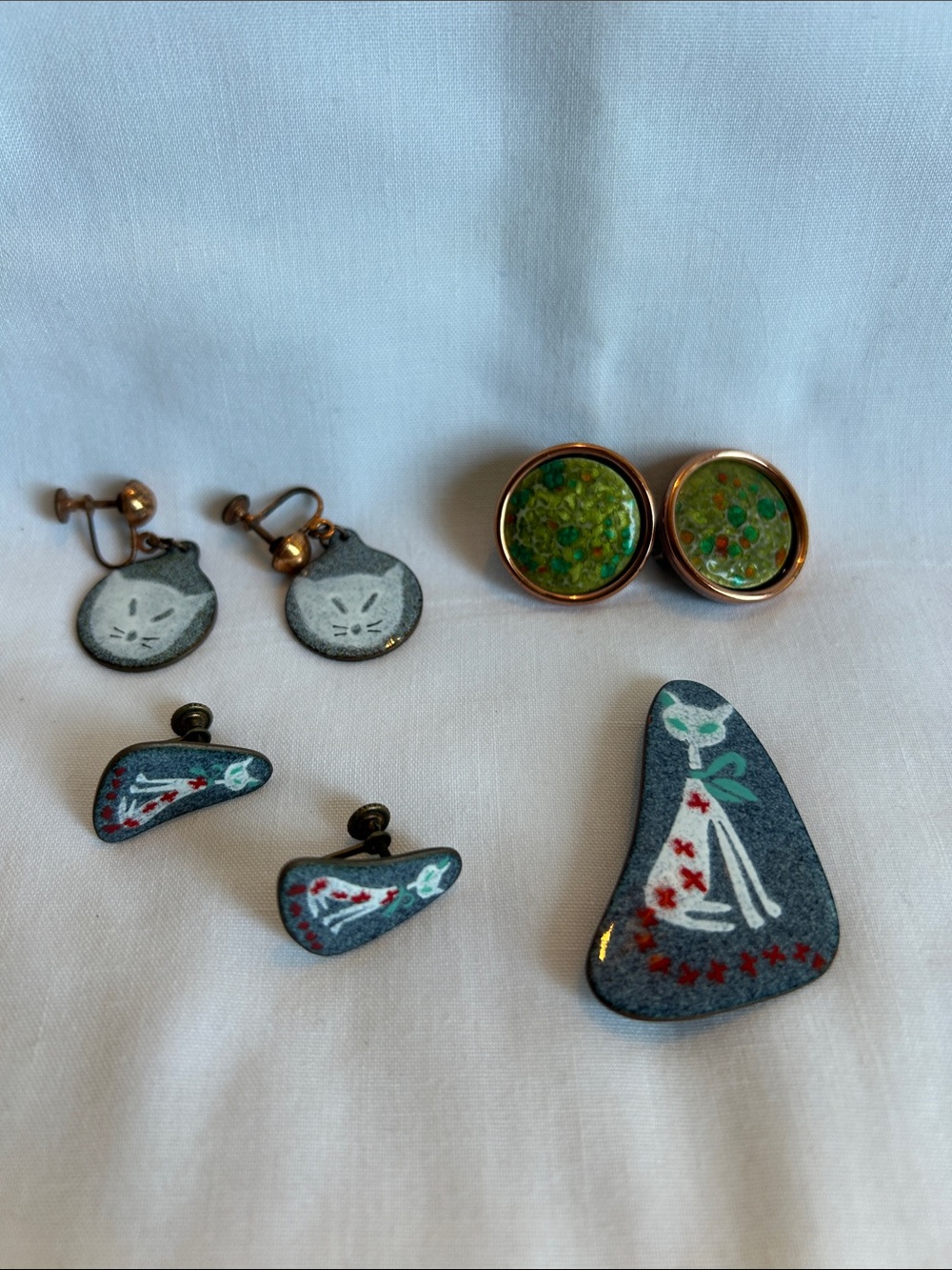 Vintage lot - Enamel Cat Motif Brooch & Three Pairs of Clip-On Earrings l